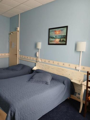 Posteľ alebo postele v izbe v ubytovaní Hôtel les Platanes