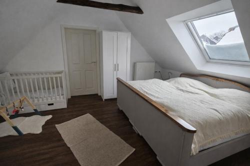 a bedroom with a large bed and a window at Lysholm Living Luttmersen Ferienwohnung in Neustadt am Rübenberge