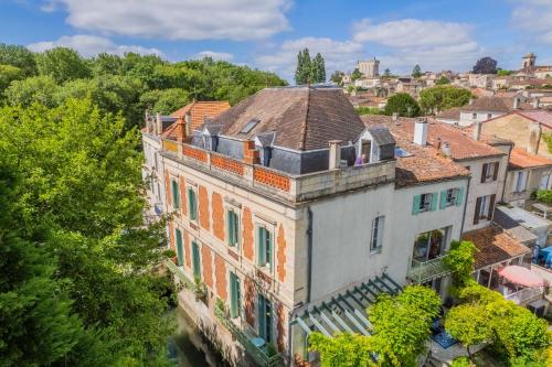 Beautiful large stylish villa centrally located in Pons