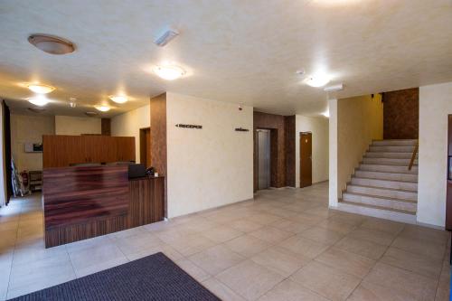 an empty room with a staircase and a lobby at Hotel Aréna in Brumow