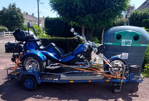 camping car في Saint-Georges-du-Bois: يتم سحب دراجة نارية على مقطورة