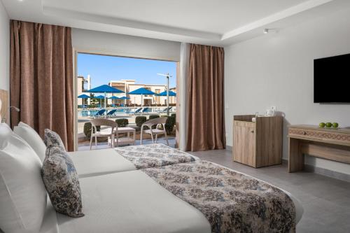 Pickalbatros Sea World Resort - Marsa Alam- "Aqua Park" — Pool view
