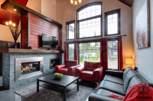 a living room with a couch and a fireplace at Chalet charmant - Détente familiale in Scott