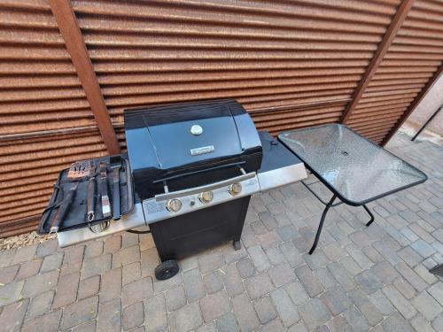 a bbq and a grill and a picnic table at 2-bed condo, cook-ready kitchen, and laundry, 5-8 minutes from University of Arizona and downtown Tucson in Tucson