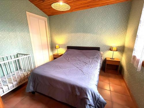 una camera da letto con un letto e due lampade su due tavoli di La prairie a Léon