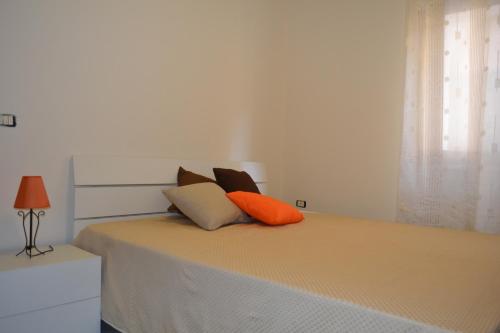 una camera con un letto con due cuscini sopra di Bilocale Giacomo Matteotti a Mazara del Vallo