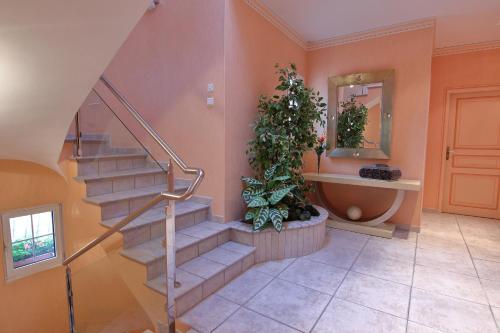 a staircase in a house with a plant at Le Mas Champenois in Châlons-en-Champagne