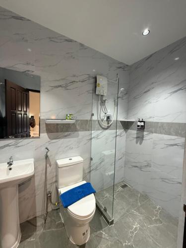 un bagno con wc, doccia e lavandino di Phaythavone Hotel a Pakse