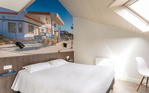 a bedroom with a white bed and a painting on the wall at Logis Hotel Restaurant Au Chêne Vert, Saint-Brieuc in Plérin