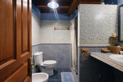 a bathroom with a toilet and a sink at Llanes casa cerca de la Playa de Poo – Ekilore in Po