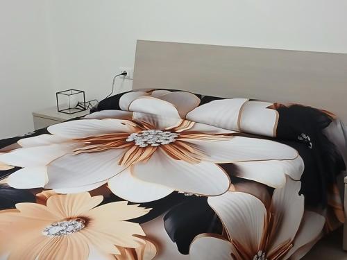 a bedroom with a bed with flowers on it at Meri per sempre in Pontebba