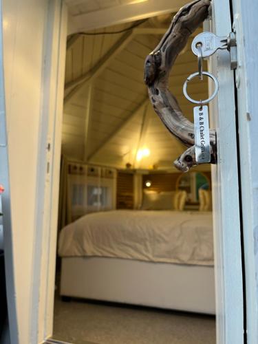 a door with a key in a room with a bed at B&B Chalet Grillkota in Trasadingen