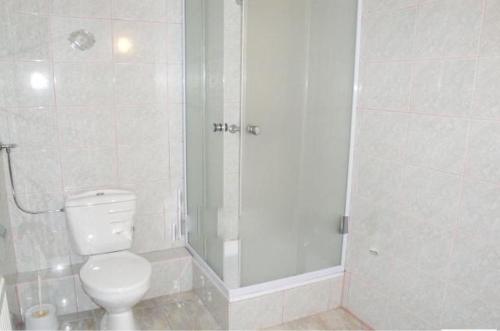 ザラカロシュにあるPorat Houseのバスルーム(トイレ、ガラス張りのシャワー付)