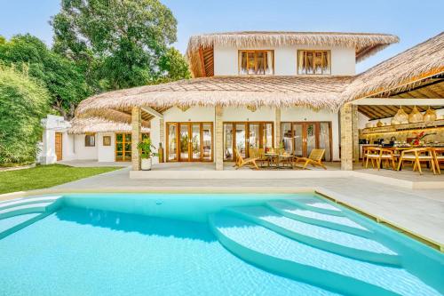 Villa Barcelona - Private 6 BDR Brand New Villa in Seminyak, Best Location, large Pool & Garden