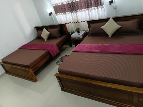 two beds sitting in a room with at katunayake city apartment in Katunayaka