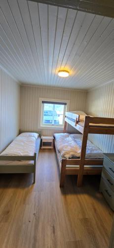 a bedroom with two bunk beds and a window at Røisheim in Tyinkrysset