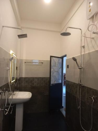 a bathroom with a sink and a shower at Calm Stay in Badulla