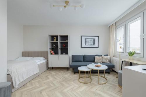 Foto Cozy Studio with Workspace in the City Center by Noclegi Renters 1