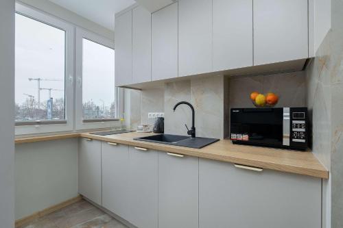 Foto Cozy Studio with Workspace in the City Center by Noclegi Renters 3