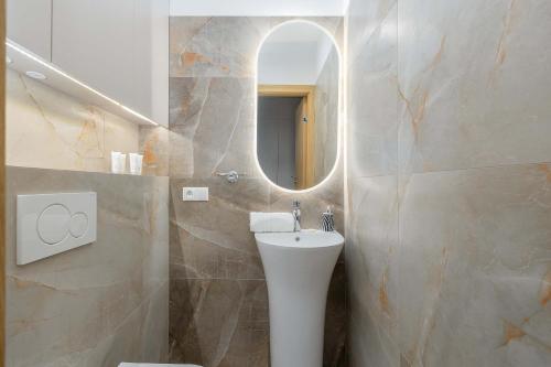 Foto Cozy Studio with Workspace in the City Center by Noclegi Renters 4