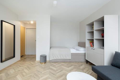 Foto Cozy Studio with Workspace in the City Center by Noclegi Renters 5