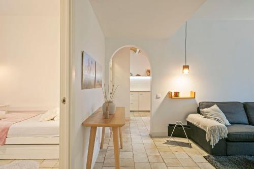 a living room with a blue couch and a mirror at Winahost Apartament Cirerer in Valldoreix