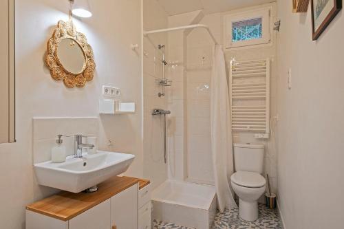 a bathroom with a sink and a toilet and a shower at Winahost Apartament Cirerer in Valldoreix