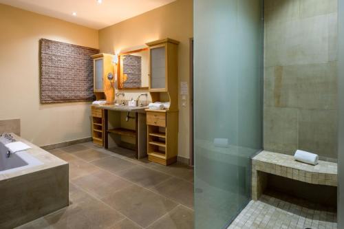 a bathroom with a sink and a shower at Le Clos Violette et Le 11 D'Aglaé - Appart' Hôtel de Charme Design de Luxe in L'Isle-sur-la-Sorgue
