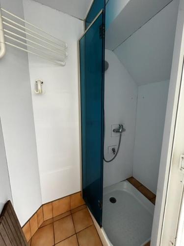 eine Dusche mit Glastür im Badezimmer in der Unterkunft Les Avocettes in Quend-Plage