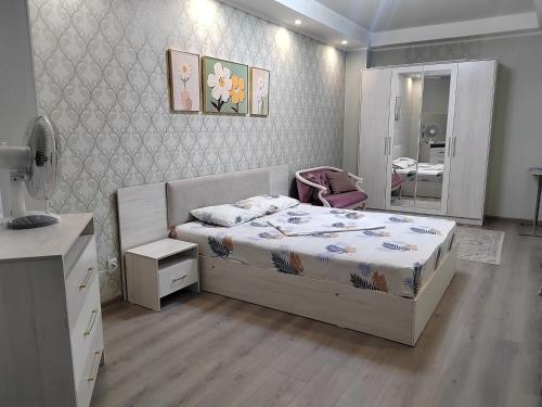 Llit o llits en una habitació de Филармония