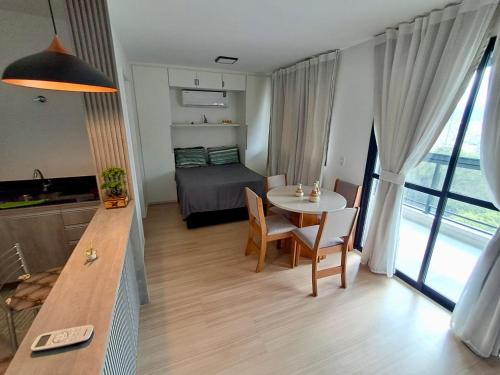a small apartment with a table and a bedroom at Loft Próximo à Praia de Icaraí in Niterói