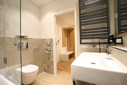 a bathroom with a sink and a toilet and a shower at Top Hotel Hammer - Mainz Hauptbahnhof in Mainz
