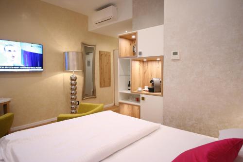 a room with a bed and a tv on the wall at Top Hotel Hammer - Mainz Hauptbahnhof in Mainz