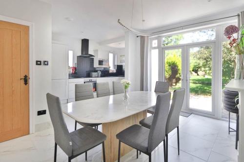 a kitchen and dining room with a table and chairs at Highfield Home with free parkings, Surbiton, Kingston upon Thames, Surrey, Greater London , UK in Surbiton