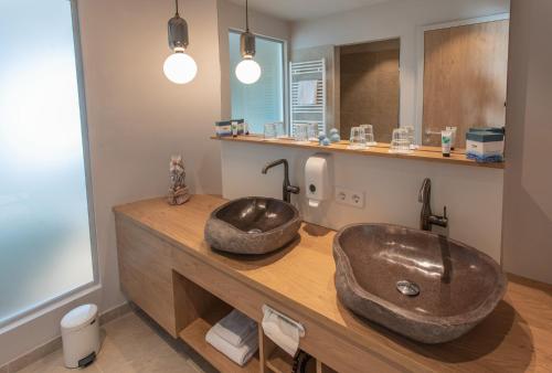 a bathroom with a large sink on a wooden counter at Hotel Sole Felsen Welt in Gmünd