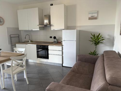 a living room with a couch and a kitchen at Casa Menotti in Carate Brianza