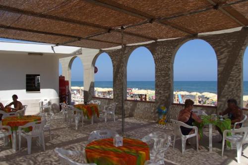 Un restaurante o sitio para comer en Villaggio Hotel Ripa