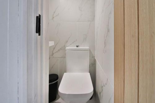 a bathroom with a white toilet in a room at Highfield Home with free parkings, Surbiton, Kingston upon Thames, Surrey, Greater London , UK in Surbiton