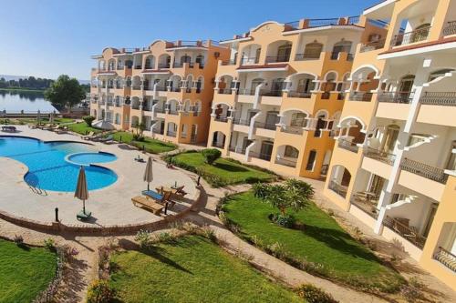 Nile Front Luxor Apt Sleeps 6 with Pool