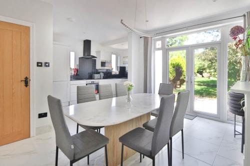a kitchen and dining room with a table and chairs at Twin home with free parkings, Surbiton, Kingston upon Thames, Surrey, Greater London, UK! in Surbiton