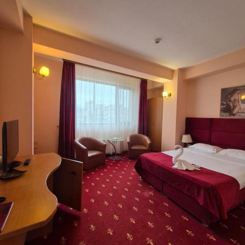 Hotel Class في كونستانتا: غرفة فندق بها سرير ومكتب