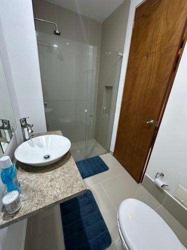 ein Badezimmer mit Waschbecken, Toilette und Dusche in der Unterkunft CONDOMINIO LAGUNA CLUB "Amalfi" in Cartagena de Indias