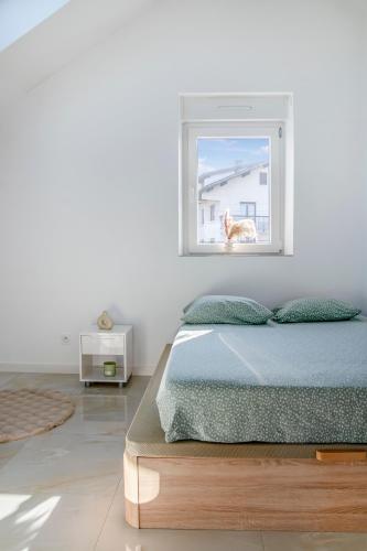 a bedroom with a bed and a window at proche lac et centre parking gratuit in Thonon-les-Bains