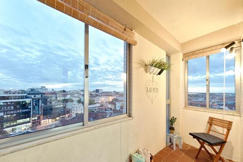 Zimmer mit einem Fenster und Stadtblick in der Unterkunft Aveiro City Center in Aveiro