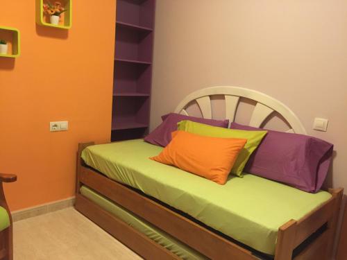 ベニカルロにあるSilvantColors Aticのベッドルーム1室(カラフルな枕付きのベッド1台付)