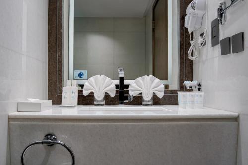 a bathroom with a sink with a mirror at Maien Taiba in Medina