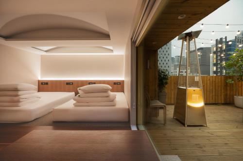 two beds in a room with a view of a city at 한 스위트 서울 in Seoul