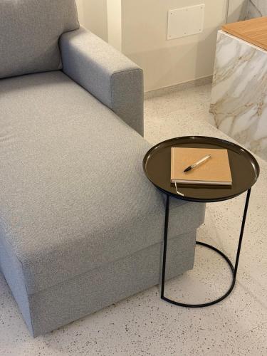 eine Couch und ein Tisch mit einer Kiste darauf in der Unterkunft Avril Suite in Noci