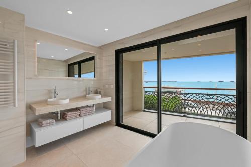 REF 1998 - Cannes - Sea view apartment for rent