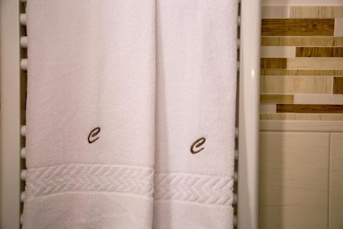 a white shower curtain in a bathroom at Cianciana in Catania